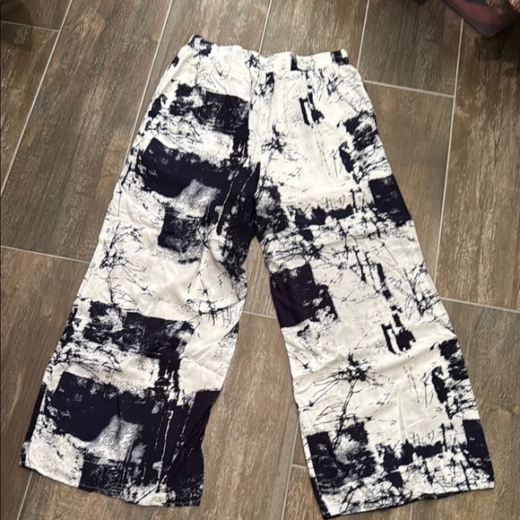 Fashion Nova White and Navy Pants - Picture 9 of 9